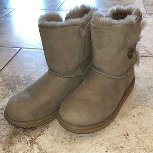 UGG Bailey Button Boot size 5 youth/6.5 women color light loden green.
